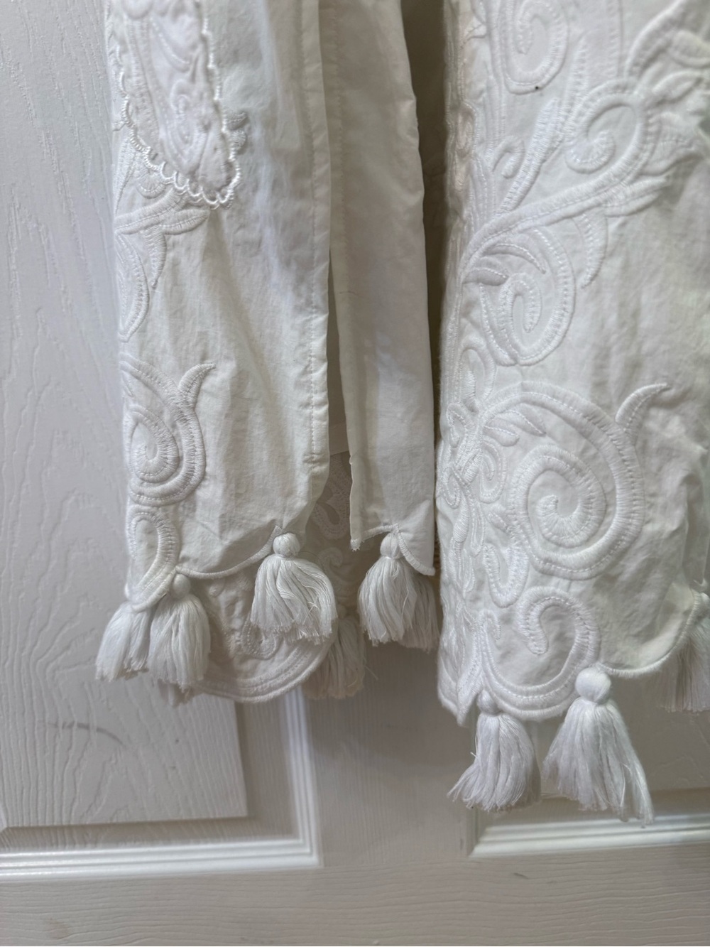 Alice + Olivia White Embroidered Tie-Waist Dress - Picture 3 of 5